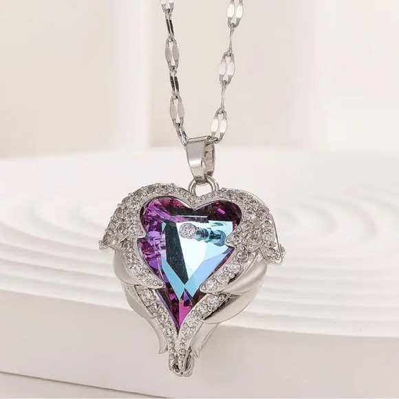 Jewelry - Elegant Silver and Purple Heart Pendant Necklace.